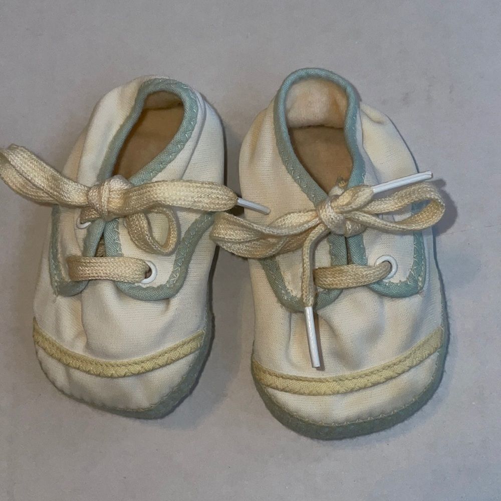 Vtg cream colored nylon baby shoes‎